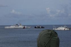 中国海警局新闻发言人就菲律宾公务船非法侵闯黄岩岛发表谈话 