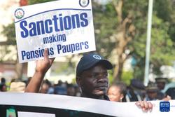 津巴布韦举行大规模游行 抗议西方非法制裁