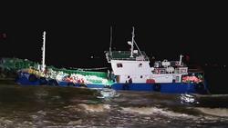 两船遇风浪搁浅 25人被困 多部门联手动用挖掘机紧急救援