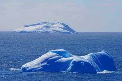 世界最大冰山开始移动 