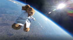 玩具熊飞上万米高空与地球合影，这个大学生是认真的