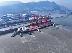 江苏首次！满载40万吨巨轮首靠连云港港