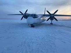 俄罗斯远东地区一客机降落在冰冻河面 无人员受伤