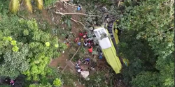 菲律宾一辆巴士坠入悬崖，已致29人死亡