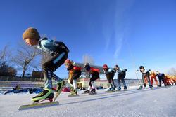 追着雪花看新疆｜校园里的“滑冰场”，围观花式体育课