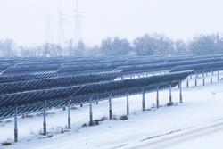 冬日飘雪，新疆的光伏板怎样发电？