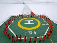 “雪龍2”號和“天惠”輪正在穿越浮冰區