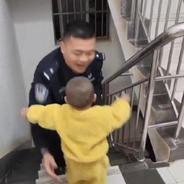 暖心！宝宝见警察爸爸回家手舞足蹈