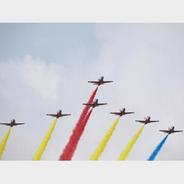 空军“红鹰”飞行表演队首次出国飞行表演 参加老挝人民军建军75周年庆祝活动