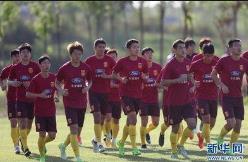 中国男足抵达卡塔尔 当天开训备战亚洲杯 