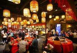 江苏南京：围坐餐桌前 共享团圆味 除夕餐饮消费传统之中有新意