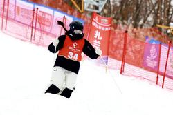 “十四冬”自由式滑雪公开组女子雪上技巧郝丽赟夺金