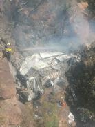 南非一辆大巴车坠桥起火，至少45人死亡