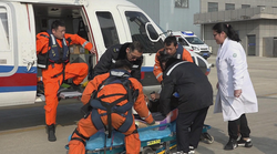 直升机紧急起飞救助受伤渔民