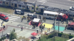 美国洛杉矶一地铁与校车相撞 致55人受伤