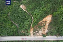 广西贺州强降雨致山体塌方道路被阻 预计今晚可恢复通行