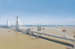 江苏泰州：常泰长江大桥建设正酣