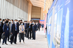 砥砺奋进新时代 同心铸就新辉煌 市四套班子领导和与会嘉宾参观盐城建市40周年图片展