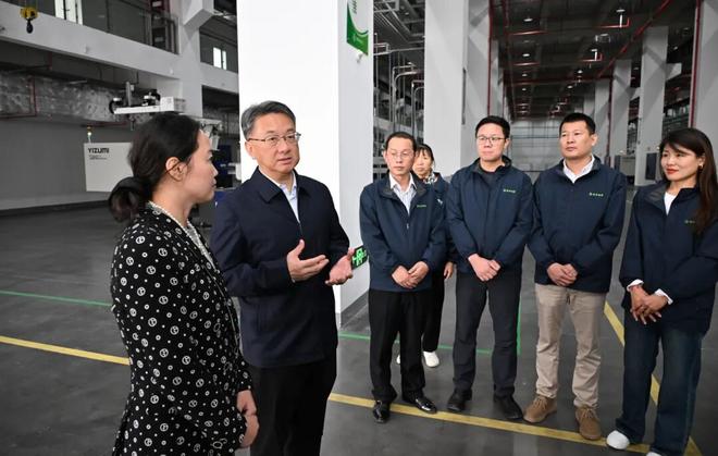 周斌在企业宣讲党的二十届四中全会精神并调研