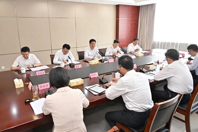 严汉平在市级层面学习教育工作专班调研